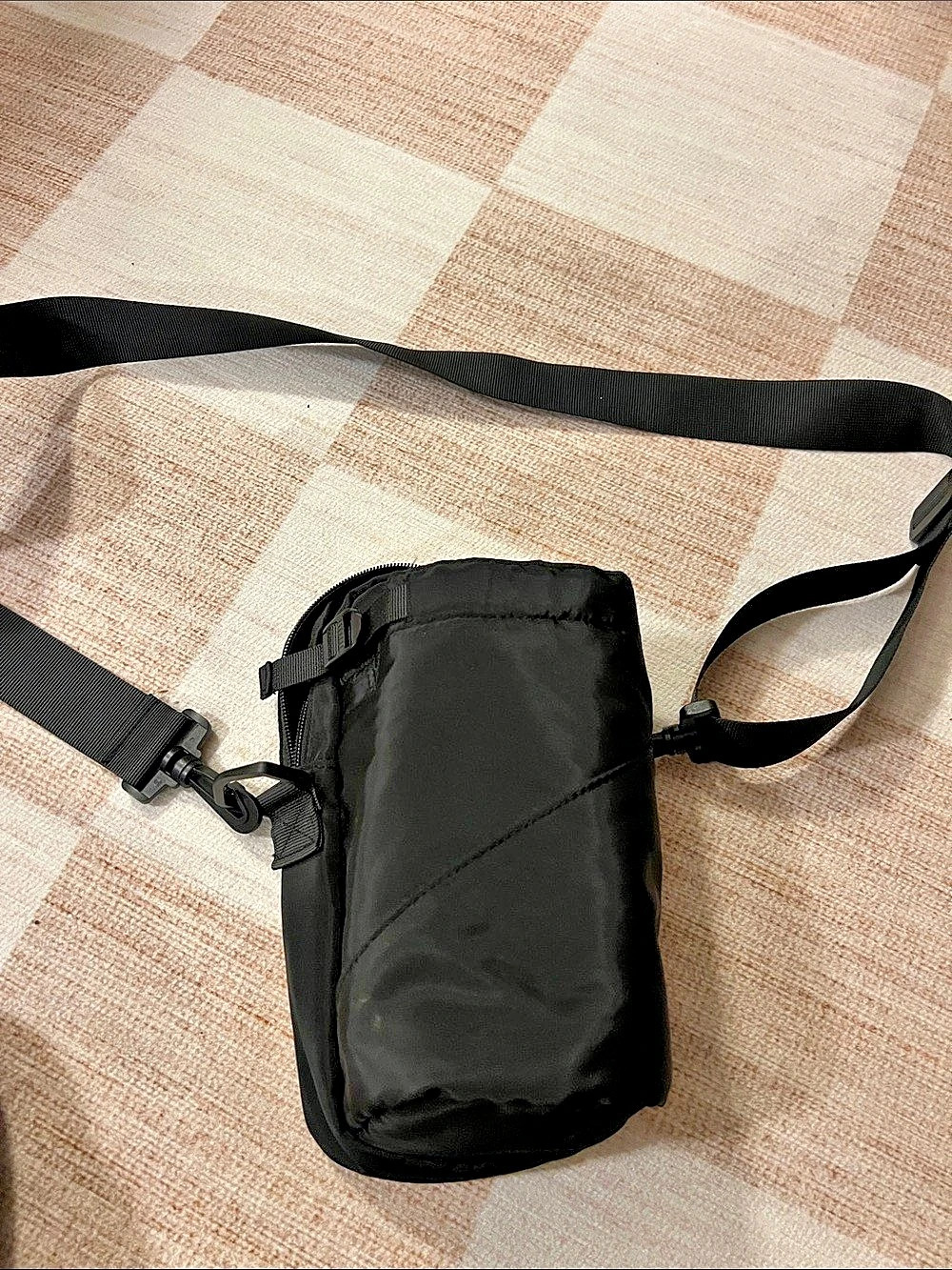 Water Bottle Crossbody with Front Pocket 2L Black